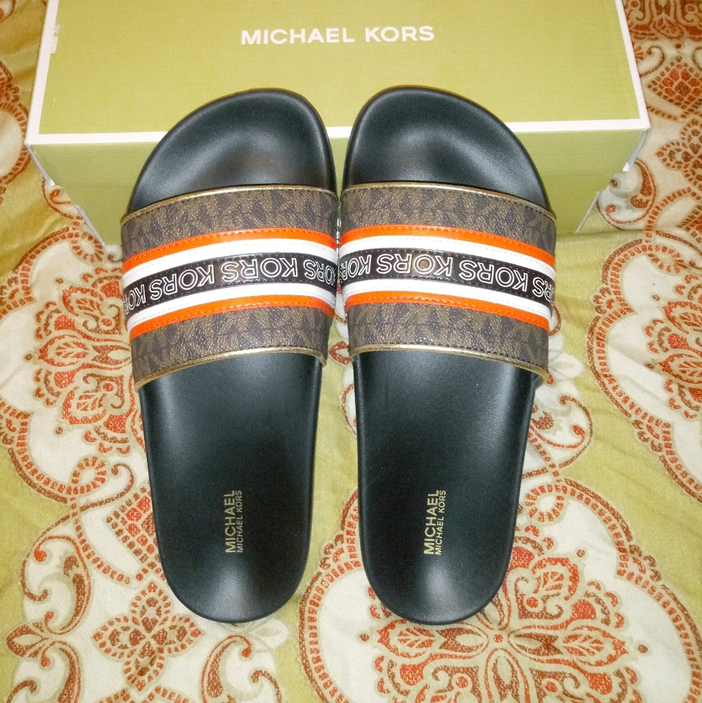 Michael Kors Gilmore Slides - Picture 6 of 10